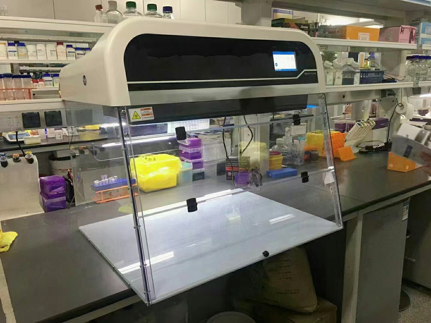 Recirculación de un armario de humo sin conductos para humos y partículas químicas